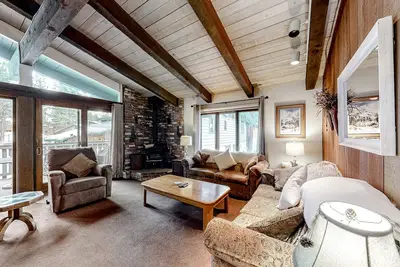 Image de Two-story condo w/mountain views, balcony, gas grill, & wood-burning fireplace