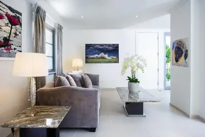 Image de Beachfront Luxury Condo - The One at The St. James (1 bed)