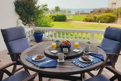 Image de Spacious 2 bed, 2 bath frontline beach house. Sea & pool views metres from sea