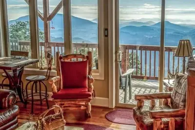 Image de The Treetop Terrace, Views, Decks, Sleeps 13