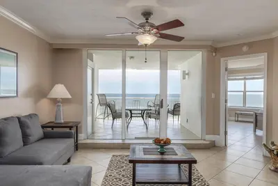 Image de Delightfully Spacious Gulf Front Beauty. . . .
