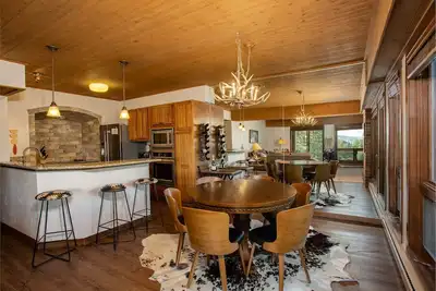 Image de Stylish Ski-In/Ski-Out Condo – 2 Minutes to Gondola & Ski Lifts