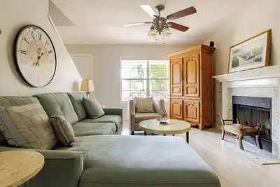 Image de 4 bedroom home with new Media room located between Savannah and Tybee Island.