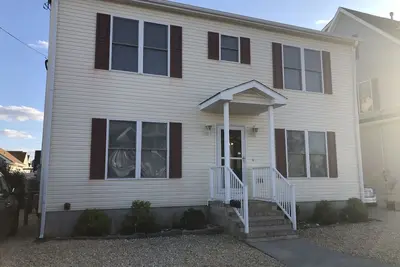 Image de Beautiful 5 bedroom rental 1. 5 blocks from the beach! !