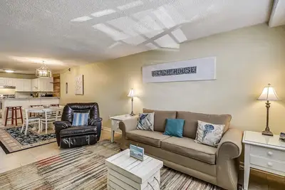 Image de 1br Venus 104 is steps to beach and pool