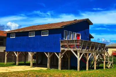 Image de Restful Retreat! Cozy Fireplaces, 560 ft 2 Beach, King Bed - Dogs Ok - Surfing