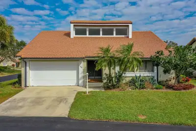 Image de Resort Home w/Lanai - 1 mile from Shark Tooth Beach!
