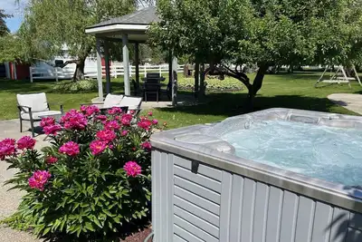 Image de Modern Farm House- 1-Acre Yard with Hot Tub, Gazebo, Bbq