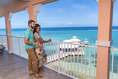 Image de Newly Renovated \"Condo & Balcony To The Turquoise Waters & Sun Bleached Sands\"