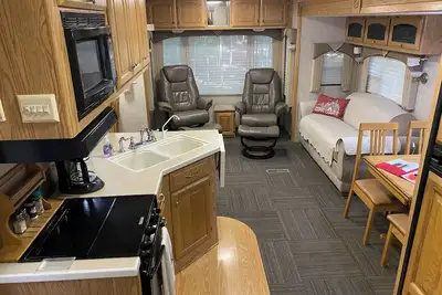 Image de Betsie - Excellent 35Ft Rv Camper in the Woods Fire Pit & Hot Tub Access