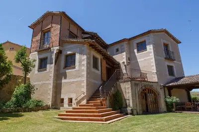 Image de Five spacious and comfortable double bedrooms with their own full bathrooms.