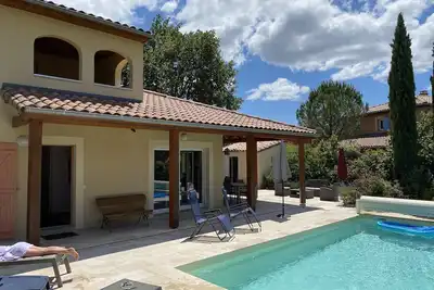 Image de Confortable villa avec piscine privée dans résidence privée.