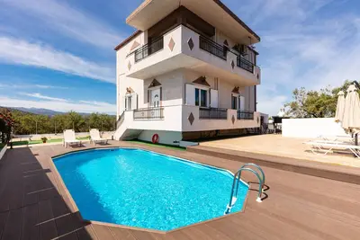 Image de Villa Kounoupas, avec piscine et vue, près de la plage
