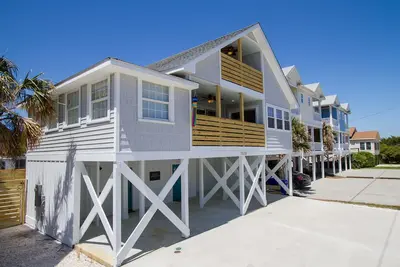 Image de Walk to the Beach! Spacious Home with Plenty of parking!