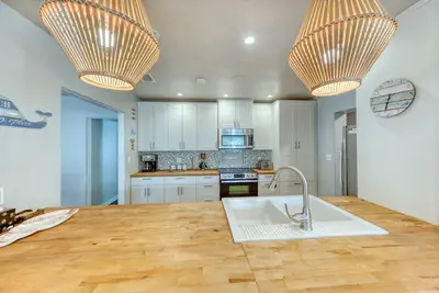 Image de Surfer’s Paradise + Private Pool - 3\/2 - 2. 5 Blocks from Beach. Best Location.