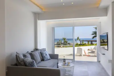 Imagine You and Your Family Renting this Perfect Beachfront Apartment, Larnaca Apartment 1388