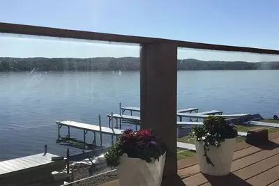 Image de Spacious 3 level lake front condo on Lake Charlevoix!