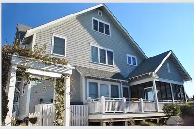 Image de Newly Renovated! Welcome to Surf's Up! ! Oceanfront, Sleeps 10.