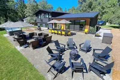 Image de Bright modern retreat w/private hot tub Beach1 Block Fire Pit
