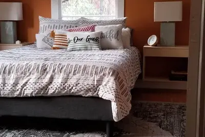 Image de Charming/Private Home on Deodar Pine-lined St.