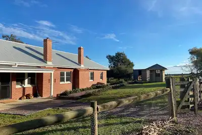 Image de Naringal Station - Shearer's Quarters Farmstay - Huge farmhouse for 23 people!