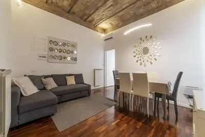 Image de Trevi Fountain Design Apartment - Netflix