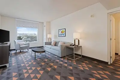 Image de Vacation Starts Here! Pets Allowed, With On-site Pool and Parking!