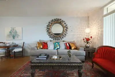 Image de Mid-Century Chic Condo Near Restaurant Row