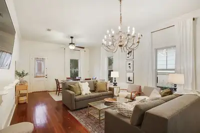 Image de Elegant Mid-city gem near City Park & Streetcar. Walk to Voodoo & Jazz Fest
