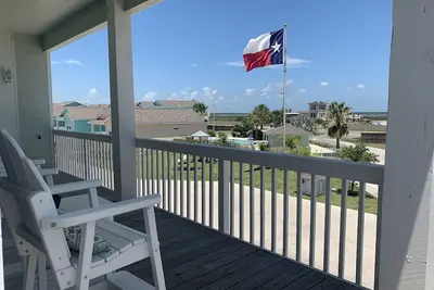 Image de RockiN R Cottage w\/ Bay & Pool view & Outdoor spaces - Min from shopping & Beach