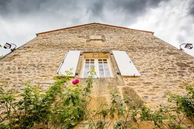 Image de Gîtes de caractère dans ancienne ferme, piscine (6-8personnes) dans parc arboré
