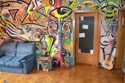 Image de Room in Graffiti-Painted Apartment (near The Old Town Center)