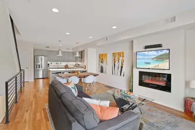 Image de Rooftop Townhome | Walk to Sloan’s Lake + Stadium