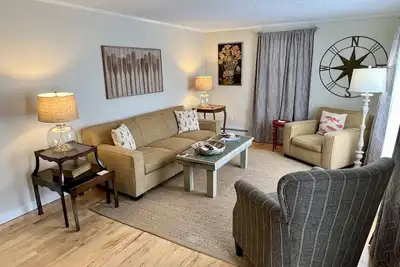 Image de Cozy 3 bedroom house with large covered porch just steps from downtown Bbh.