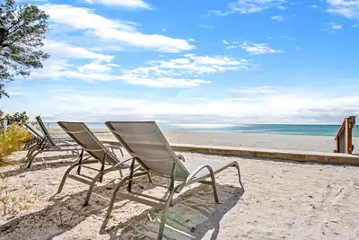 Image de Beach Vacation - only 100 feet from your door to the sand unit 5 / 6 upstairs