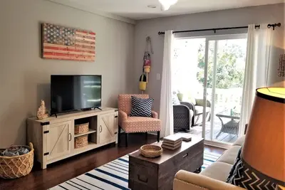 Image de Island House D : Stylish Updated Townhome - Steps to the Beach w/ Pool!