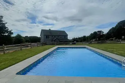 Image de Modern Vineyard Home with Pool, Hot Tub and Pond