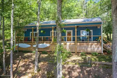 Image de Beautiful, cozy cabin on Smith Lake! ! !