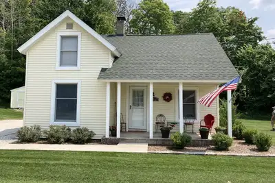 Image de Robin's Nest, a home located in the quaint Village of Lake Ann Michigan