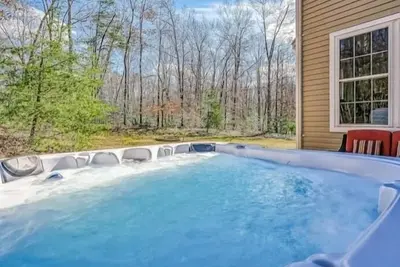 Image de Quiet, Family Retreat 2 lots from the Lake with a beautiful 7 person Hot Tub! ! !