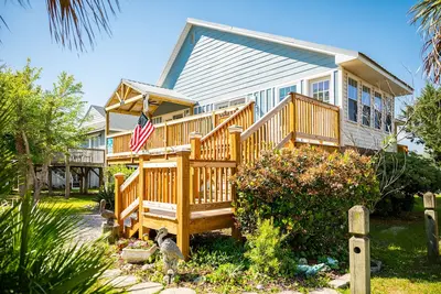 Image de Pelican Park: Dog-friendly Home Overlooking Canal with Backyard Fireplace, Just