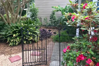 Image de Just Renovated! ! Landscaped Cottage / Townhome 2br / 2ba, One Mile from beach