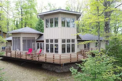 Image de 180 degree views -Watch eagles soar over Lost Land Lake from the deck