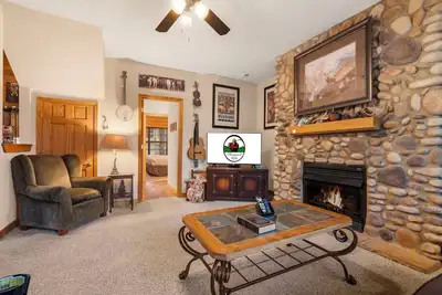 Image de Log Cabin Getaway - Five minutes from Branson Shopping & Entertainment!