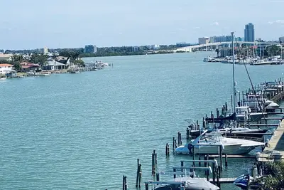 Image de This very beautiful waterfront 3 bedroom 3 full bathroom condo