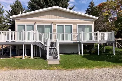 Image de Right by the lake and fast walk to the beach.