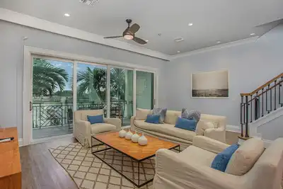 Image de Stunning 4 Bedroom Waterfront Property with Dock