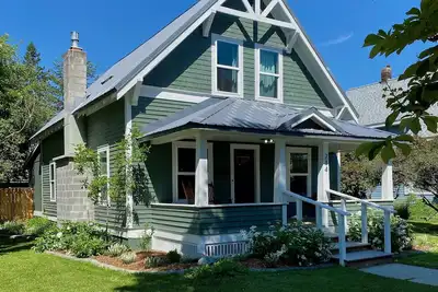 Image de Just off main street - 4 bedrooms/sleeps 8 with Hot Tub, Fireplace, Sauna. Downtown Whitefish!