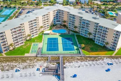 Image de Holiday Surf and Racquet Club condo 206 on the 2nd floor! Clean and updated.