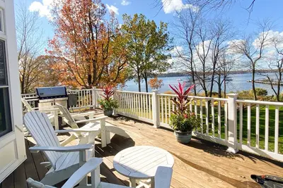 Image de Stunning Waterfront Home in Round Bay with multiple living spaces